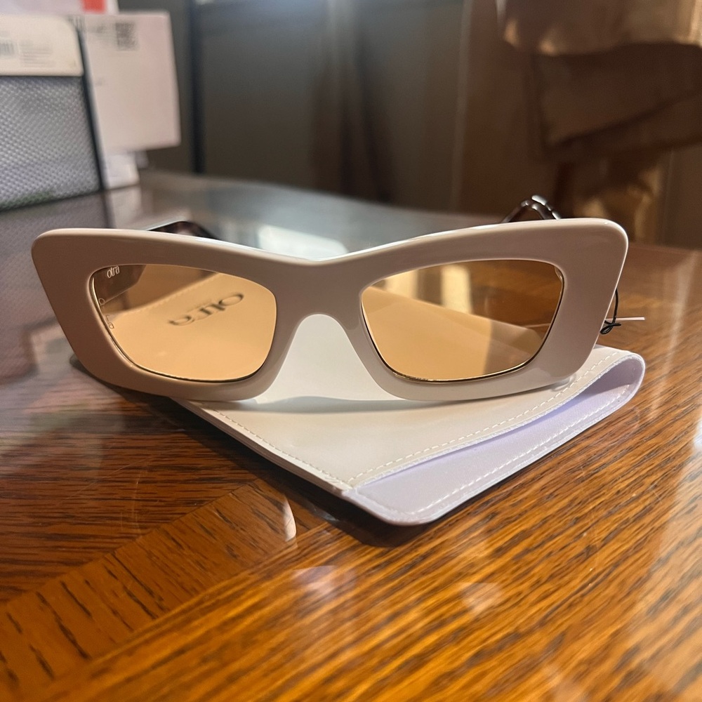 Chic White Sunglasses with yellow Brown Lenses